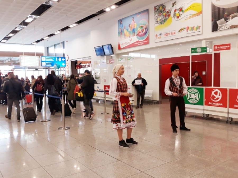 Посрещнаха с българска музика и фолклорни танци първия полет на Ryanair до Бургас