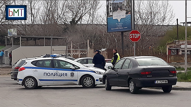 Вижте как спецполицаи зрелищно арестуваха четирима мъже в Поморие (СНИМКИ)
