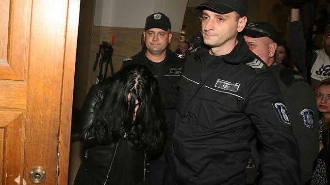 Пуснаха от ареста шофьорката, която се заби в автобуса на АМ „Тракия” срещу 5000 лв.