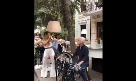 Изненада! Волен Сидеров акомпанира с барабани на Гери-Никол (ВИДЕО)