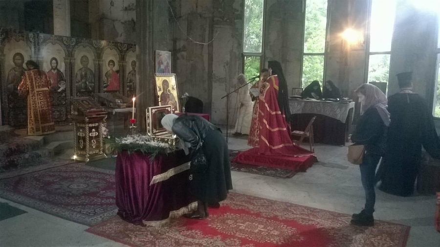 Ето как десетки миряни посрещнаха за пръв път в Бургас мощите на своя покровител Св. Николай Чудотворец (СНИМКИ)