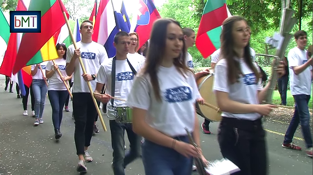 В деня на Европа: Бургаски ученици направиха пищно шествие със знамената в Морската градина (ВИДЕО)