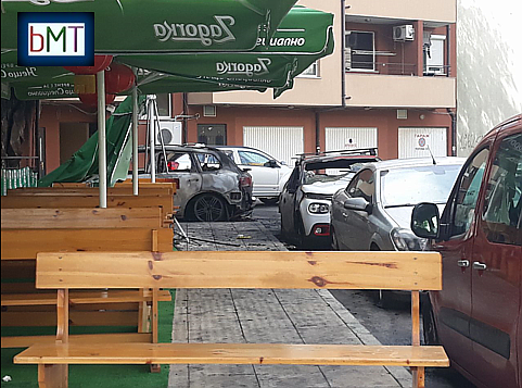 Собственик на един от пламналите автомобили: Оставете колата, детето и жена ми преживяха нещо страшно! (СНИМКИ)