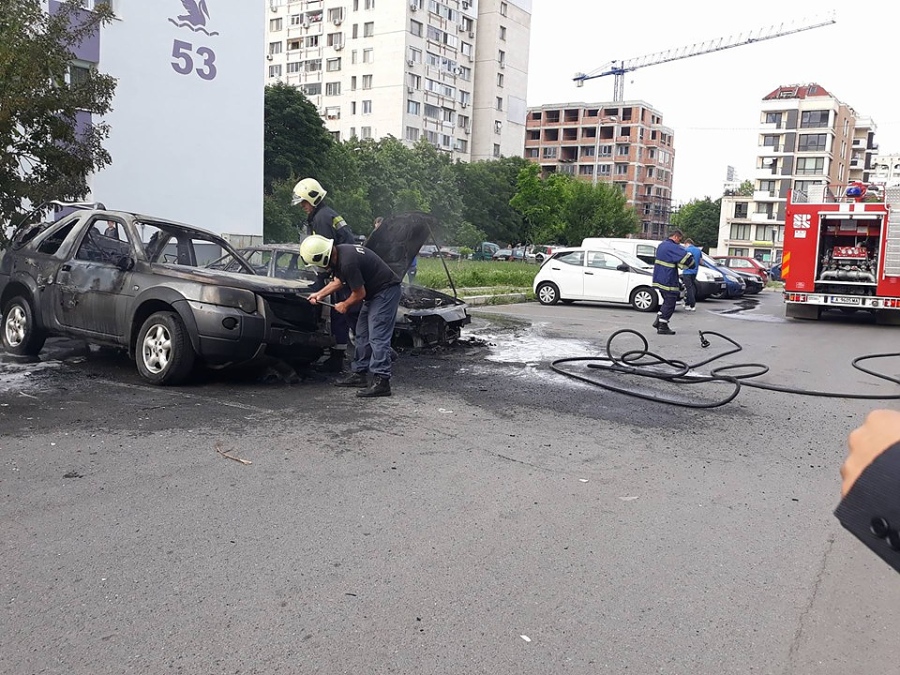 Извънредно! Два автомобила избухнаха в пламъци в бургаския ж.к.\