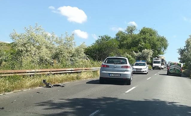 Катастрофа затапи движението на пътя пътя Каблешково – Лъка, има малко дете в ударения автомобил