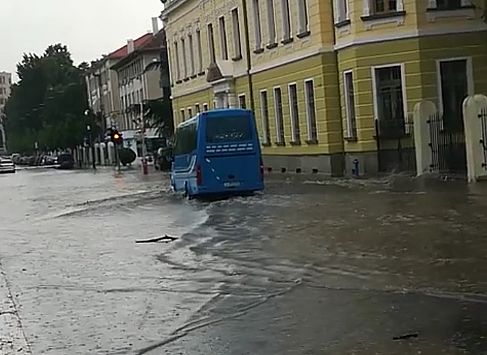 Порой над Бургас: Наводнени улици, паднали дървета и затиснати коли (СНИМКИ)