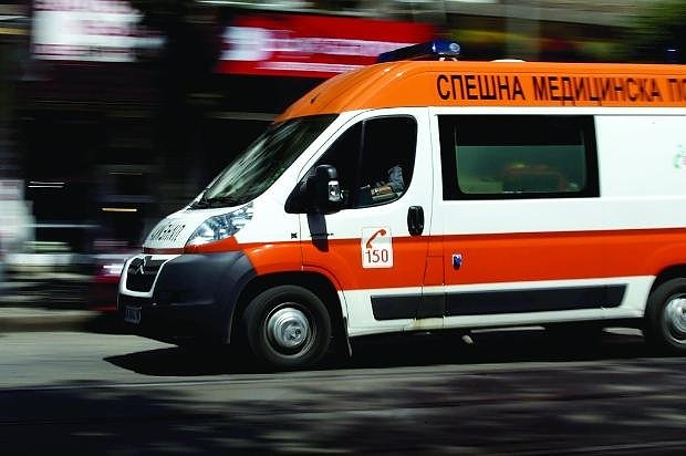 Заради бурята в Бургас: Дърво премаза жена в градинката край блок \
