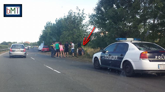 Автомобил се заби в канавката на пътя край бургаския кв. \