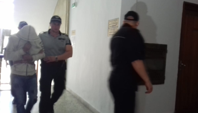 Теньо, пребил до смърт майката на детето си, влезе в бургаския съд (СНИМКИ)