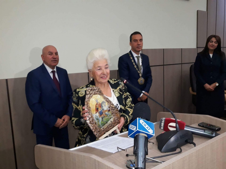 Злоупотребява ли Янка Рупкина с титлата си \