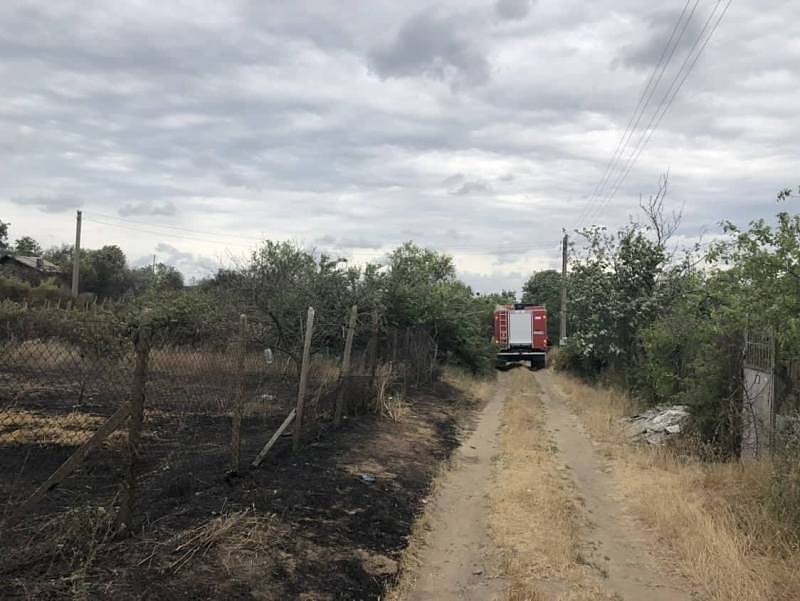 Голям пожар изпепели две постройки във вилна зона край Бургас (СНИМКИ)