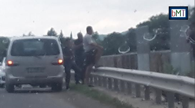 Извънредно! Мъж заплашва да скочи от жп надлеза в Айтос, успя ли (СНИМКИ)