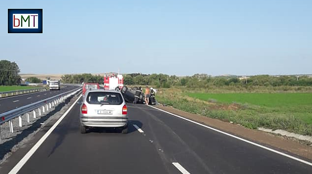 Зрелищна катастрофа! Автомобил се обърна по таван след зверски удар в мантинелата на пътя Бургас-Слънчев бряг (СНИМКИ)