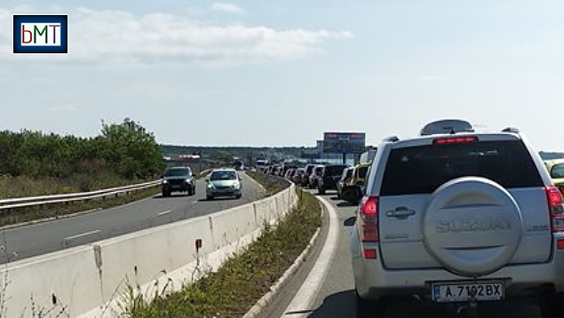 Верижна катастрофа блокира пътя Бургас-Поморие, тапата е огромна!