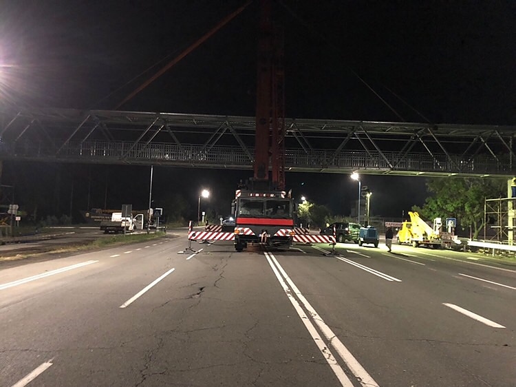 Новата пасарелка край Атия вече е монтирана, но пътят остава затворен и тази нощ (СНИМКИ)