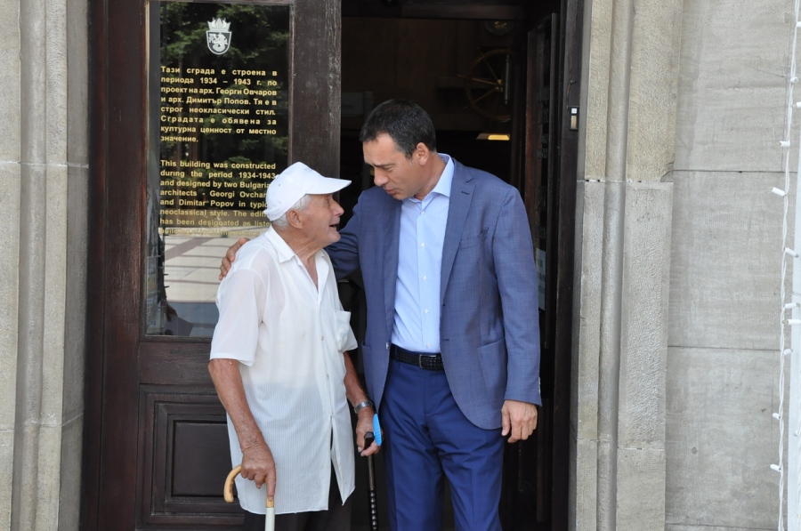 Дядо Никола от Бургас навършва 100 години в сряда, покани кмета Димитър Николов на рожден ден