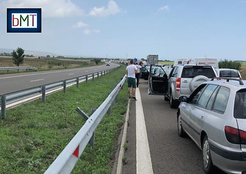 Жестока катастрофа на входа на Бургас! Комби и БМВ са размазани след зверски сблъсък (СНИМКИ)