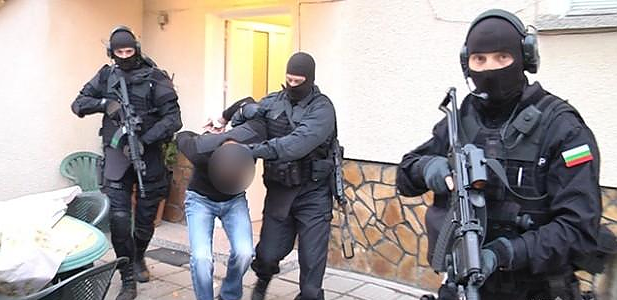Удар на полицията в Слънчев бряг! Сгащиха оборотен дилър в дома му с трева и кокаин