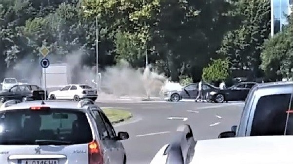 Огнен ад в Бургас: Автомобил изгоря в ж.к. \