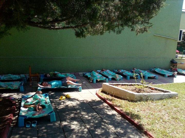 Иновативно! В тази бургаска детска градина децата спят на двора и правят водни бани през лятото