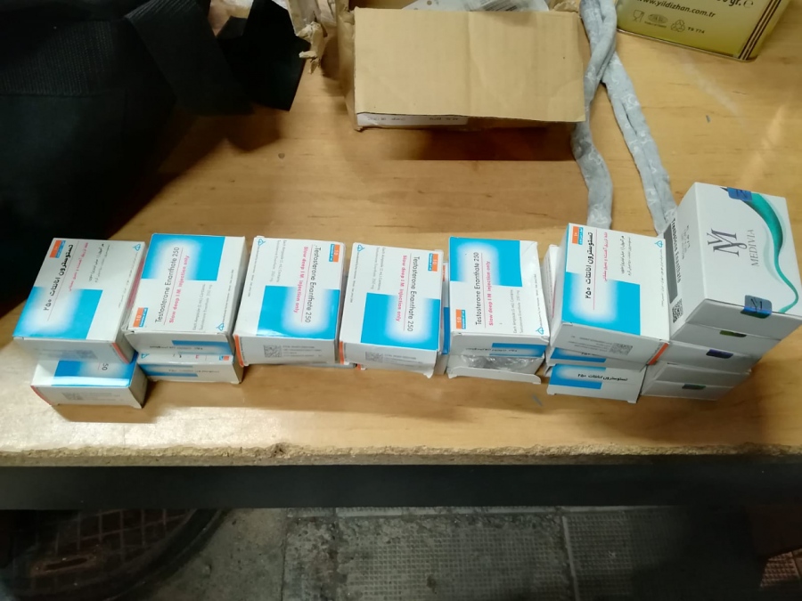 Митничари от Лесово откриха 135 ампули тестостерон под седалка на микробус, шофьорът обяснил, че са за приятел