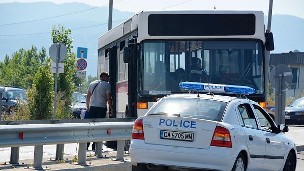 Зрелищен екшън! Бургаска батка стреля с пистолет по автобус пълен с пътници край ж.к. \