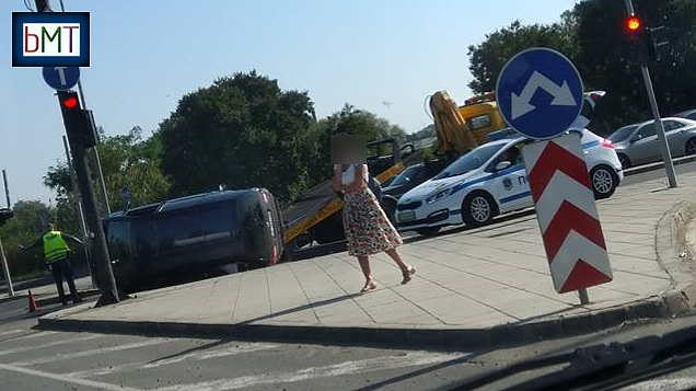 Зрелищна катастрофа в Бургас! Автомобил се преобърна след зверски сблъсък до стадион Черноморец (СНИМКИ)