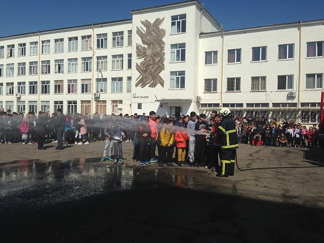 Дъждът създаде паника в поморийско училище, асансьорът даде накъсо и за малко не се подпали