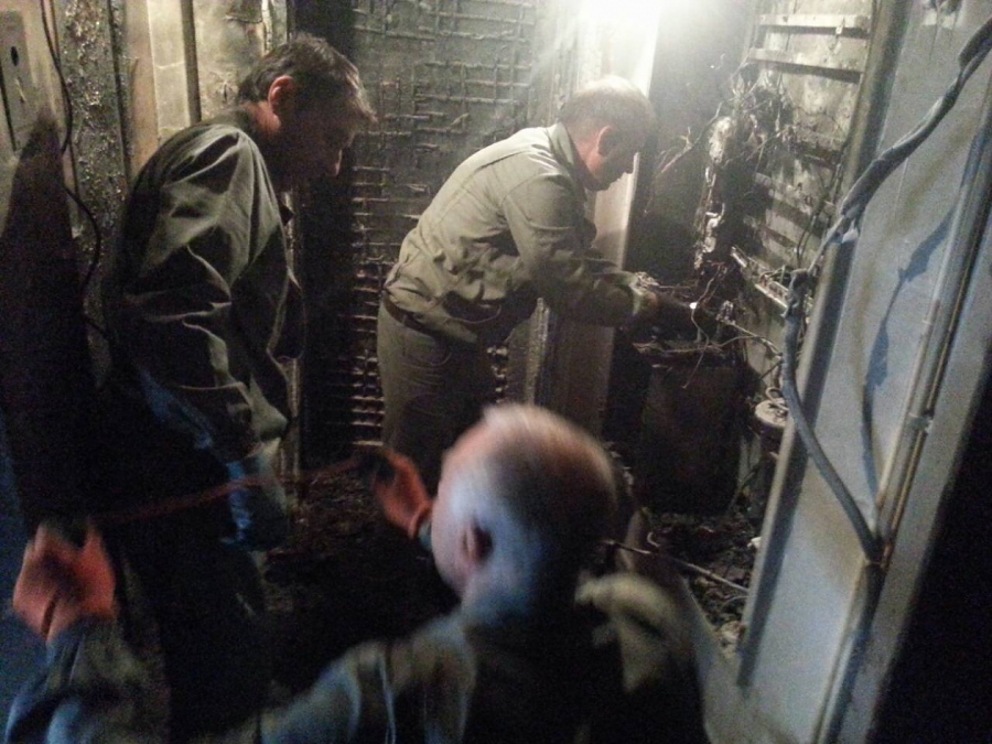 След атаката срещу бургаски фоторепортер: Жителите на опожарения блок се изнасят (СНИМКИ)