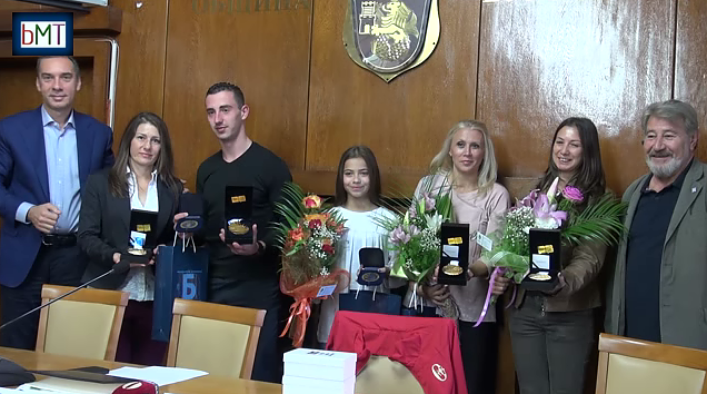 Като истински герои посрещнаха златните медалисти Панайот и Мариела в Бургас (ВИДЕО)