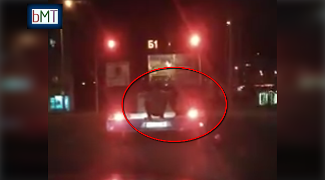 Безумие! Младежи се возиха на задния капак на автобус \