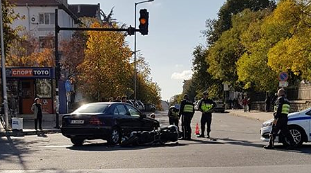 Моторист получи фрактура на двата крака при катастрофа в центъра на Бургас минути след старта на зимния мотосезон