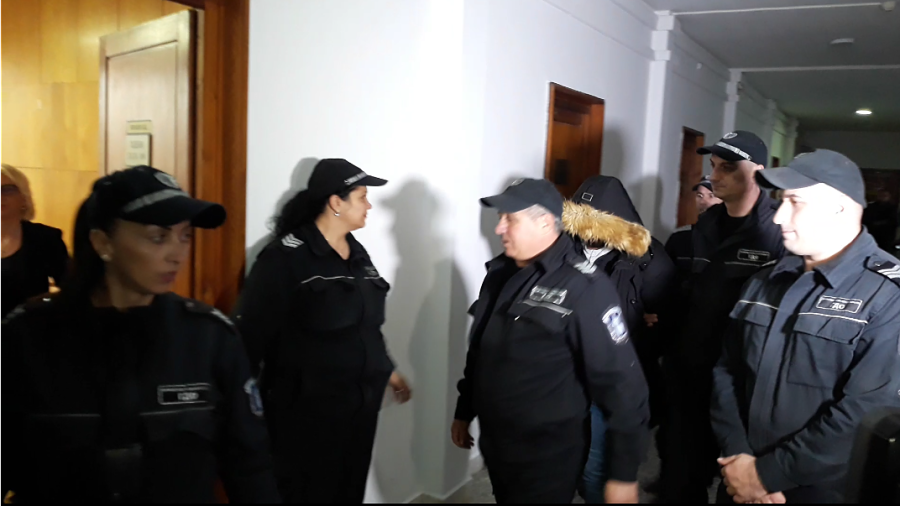 Алекс, който прегази и уби две възрастни жени в Карнобат, влезе в бургаския съд (СНИМКИ)
