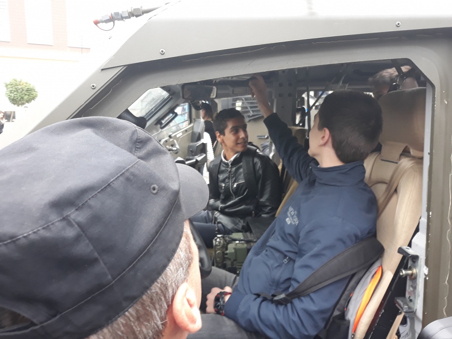 Сирени на мощни военни автомобили огласиха центъра на Бургас, ученици държаха в ръцете си базука и автомати (СНИМКИ)