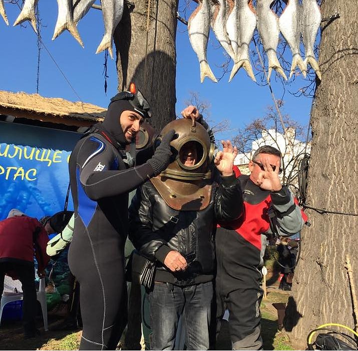 Гмуркане с ретро екипировка показват бургаски водолази на Никулден