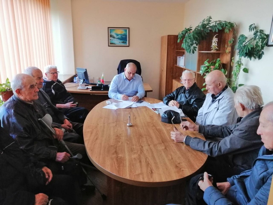 Неочакван подарък за бургаските пенсионери! Увеличават броя пътувания в картите за градски транспорт от Никулден