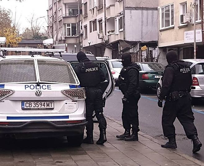 Мащабна спецакиця в центъра на Бургас! Полицаи с качулки арестуваха 12 души за наркотици