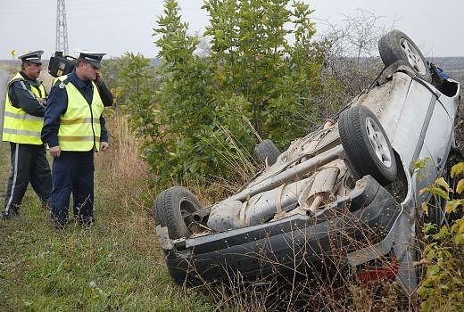 Зрелищна катастрофа на пътя Бургас - Средец! Автомобил влезе в насрещното, блъсна и преобърна друг, пострада трети