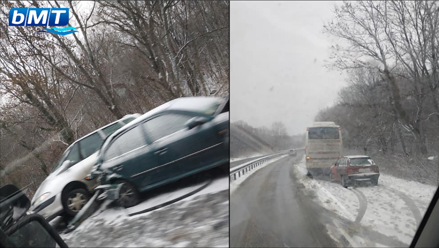 Двама души пострадаха след тежка катастрофа с автобус край Атия (СНИМКИ)