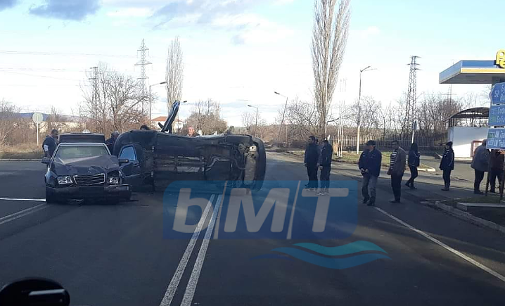 Зрелищна катастрофа край Карнобат! Автомобил се преобърна след зверски сблъсък с \