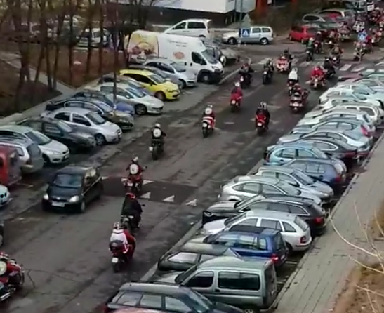 Десетки Дядоколедовци на мотори превзеха улиците на Бургас, раздадоха подаръци на децата (СНИМКИ)