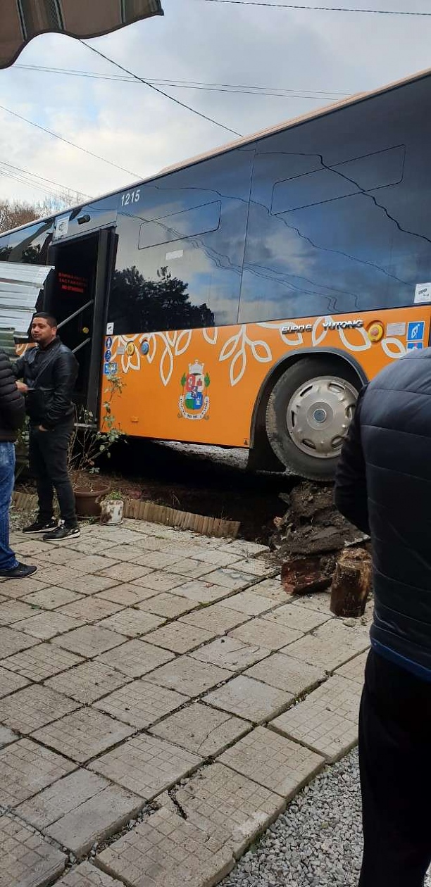 Автобус от градския транспорт в София се заби в къща