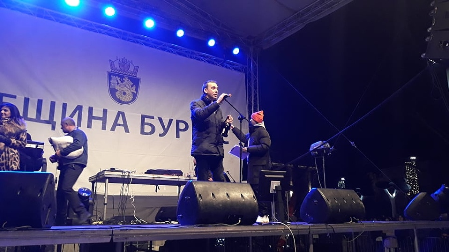 Най-масовата Нова година в Бургас! Хиляди, заедно с кмета Димитър Николов, гръмнаха шампанското на пл. \