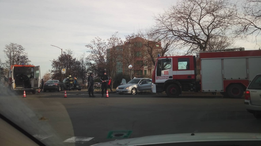 Жестока катастрофа на входа на Бургас затапи движението, има пострадали