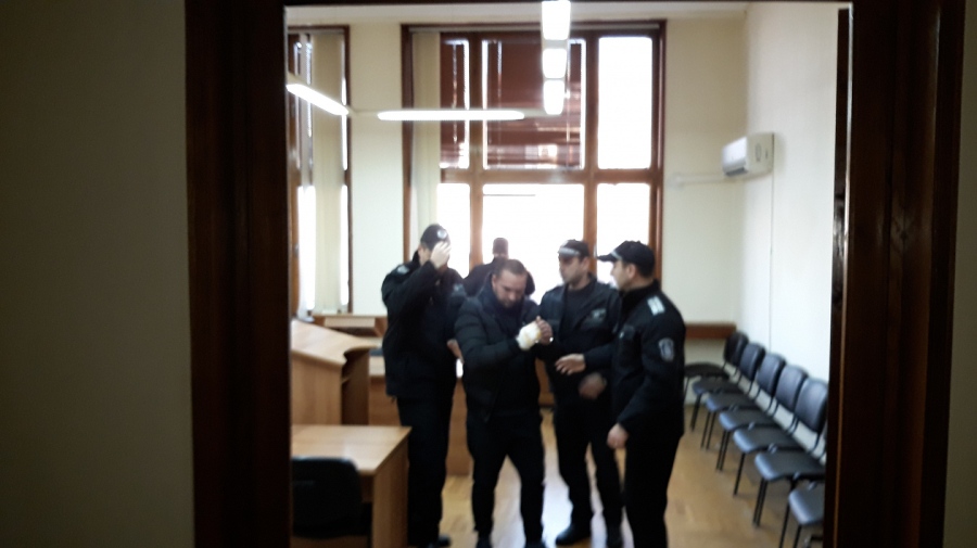 Биячът Росен, нокаутирал охранител, се разплака в бургаския съд: Съжалявам за случилото се, признавам се за виновен! (ОБНОВЕНА)