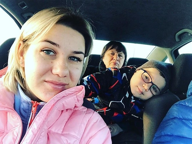 Четиригодишно момченце само шие играчки, за да плати лечението си!