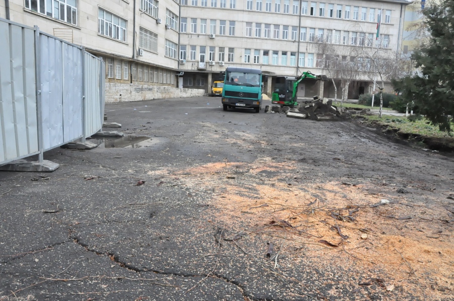 Правят супермодерен училищен двор в най-старата гимназия в сърцето на Бургас (СНИМКИ)