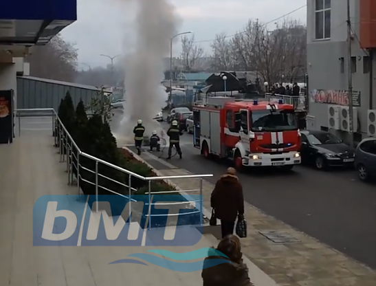Извънредно! Лек автомобил избухна в пламъци пред погледите на десетки в бургаския ж.к. \