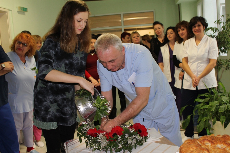 Днес е Бабинден! Ръст на ражданията в УМБАЛ Бургас, момчетата пак са повече