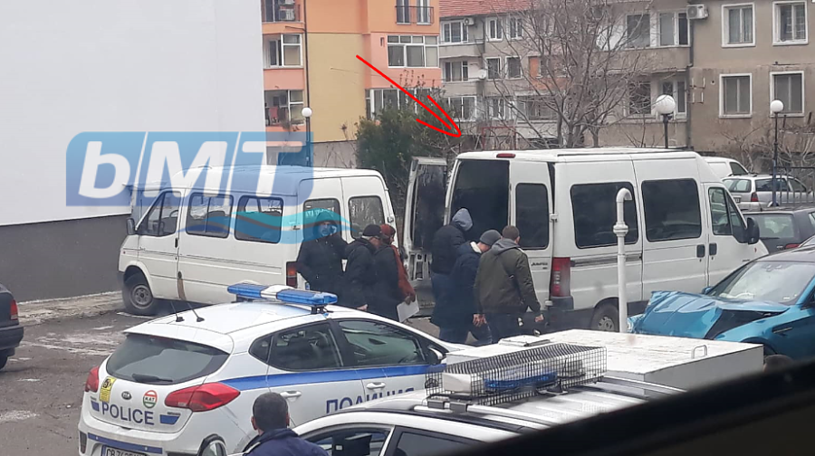 Хванаха микробус пълен с крадено желязо и поливна помпа край Поморие, има арестувани (СНИМКА)